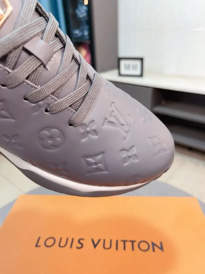 Ex-factory price 520🌹🌹[lv]🌹High-end men's shoes brand: Official website 1:1 Latest masterpiece: The upper is made of Italian imported first-layer cowhide punching design➕made of full genuine leather lining🔥, making walking more convenient and comfortable! Exclusive new style, stunning work [color]! Create a fashionable personality to set off your uniqueness! A must-have for trendy men! Classic🔥Number: 38-44
